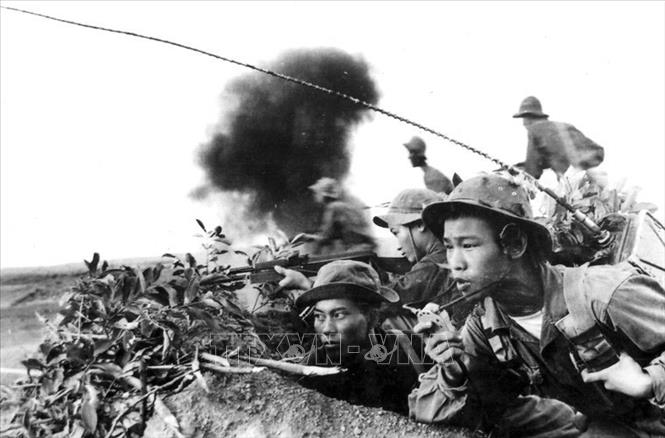 26. Chiến dịch Trị Thiên 1972 với 17 cuộc tiến công chiến lược trên chiến trường miền Nam năm 1972 nhằm tiêu diệt bộ phận lớn quân địch, mở rộng vùng giải phóng, làm thay đổi so sánh lực lượng giữa ta và địch, thay đổi cục diện chiến tranh có lợi cho ta. Thắng lợi của chiến dịch tạo ra cục diện mới trên chiến trường ngày càng có lợi cho ta trong cuộc tiến công chiến lược 1972, góp phần buộc Mỹ phải ký kết Hiệp địch Paris chấm dứt chiến tranh, lập lại hoà bình ở Việt Nam. Trong ảnh: Chiến trường Trị - Thiên - Huế ác liệt. Ảnh: Tư liệu TTXVN