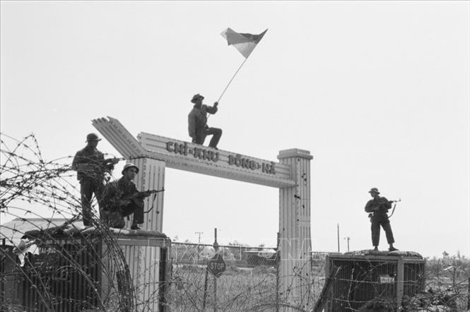26. Chiến dịch Trị Thiên 1972 với 17 cuộc tiến công chiến lược trên chiến trường miền Nam năm 1972 nhằm tiêu diệt bộ phận lớn quân địch, mở rộng vùng giải phóng, làm thay đổi so sánh lực lượng giữa ta và địch, thay đổi cục diện chiến tranh có lợi cho ta. Thắng lợi của chiến dịch tạo ra cục diện mới trên chiến trường ngày càng có lợi cho ta trong cuộc tiến công chiến lược 1972, góp phần buộc Mỹ phải ký kết Hiệp địch Paris chấm dứt chiến tranh, lập lại hoà bình ở Việt Nam. Trong ảnh: Quân Giải phóng đánh chiếm thị trấn Đông Hà, tỉnh Quảng Trị. Ảnh: Xuân Lâm - TTXVN