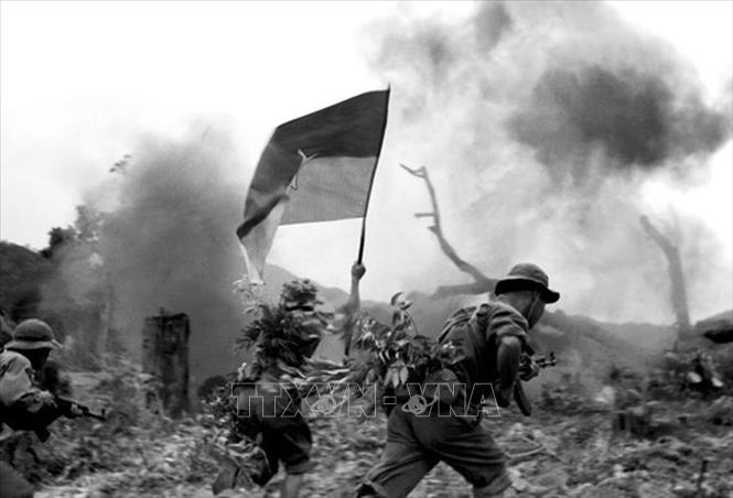 26. Chiến dịch Trị Thiên 1972 với 17 cuộc tiến công chiến lược trên chiến trường miền Nam năm 1972 nhằm tiêu diệt bộ phận lớn quân địch, mở rộng vùng giải phóng, làm thay đổi so sánh lực lượng giữa ta và địch, thay đổi cục diện chiến tranh có lợi cho ta. Thắng lợi của chiến dịch tạo ra cục diện mới trên chiến trường ngày càng có lợi cho ta trong cuộc tiến công chiến lược 1972, góp phần buộc Mỹ phải ký kết Hiệp địch Paris chấm dứt chiến tranh, lập lại hoà bình ở Việt Nam. Trong ảnh: Quân giải phóng chiếm căn cứ Đầu Mầu - một trong những cứ điểm phòng thủ chủ chốt nhất của quân đội Sài Gòn ở Vùng Một chiến thuật. Việc chiếm được Đầu Mầu có giá trị rất lớn cho các trận đánh trong Chiến dịch Xuân - Hè 1972. Ảnh: Tư liệu/TTXVN phát