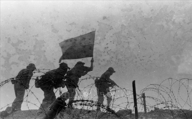 26. Chiến dịch Trị Thiên 1972 với 17 cuộc tiến công chiến lược trên chiến trường miền Nam năm 1972 nhằm tiêu diệt bộ phận lớn quân địch, mở rộng vùng giải phóng, làm thay đổi so sánh lực lượng giữa ta và địch, thay đổi cục diện chiến tranh có lợi cho ta. Thắng lợi của chiến dịch tạo ra cục diện mới trên chiến trường ngày càng có lợi cho ta trong cuộc tiến công chiến lược 1972, góp phần buộc Mỹ phải ký kết Hiệp địch Paris chấm dứt chiến tranh, lập lại hoà bình ở Việt Nam. Trong ảnh: Các chiến sỹ giải phóng phất cờ chiến thắng trên nóc lô cốt địch ở điểm cao 365 (Quảng Trị) ngày 30/3/1972. Ảnh: Tư liệu TTXVN