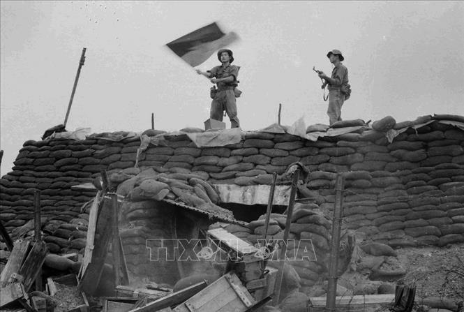 26. Chiến dịch Trị Thiên 1972 với 17 cuộc tiến công chiến lược trên chiến trường miền Nam năm 1972 nhằm tiêu diệt bộ phận lớn quân địch, mở rộng vùng giải phóng, làm thay đổi so sánh lực lượng giữa ta và địch, thay đổi cục diện chiến tranh có lợi cho ta. Thắng lợi của chiến dịch tạo ra cục diện mới trên chiến trường ngày càng có lợi cho ta trong cuộc tiến công chiến lược 1972, góp phần buộc Mỹ phải ký kết Hiệp địch Paris chấm dứt chiến tranh, lập lại hoà bình ở Việt Nam. Trong ảnh: Các chiến sỹ giải phóng phất cờ chiến thắng trên nóc lô cốt địch ở điểm cao 365 (Quảng Trị) ngày 30/3/1972. Ảnh: Tư liệu TTXVN