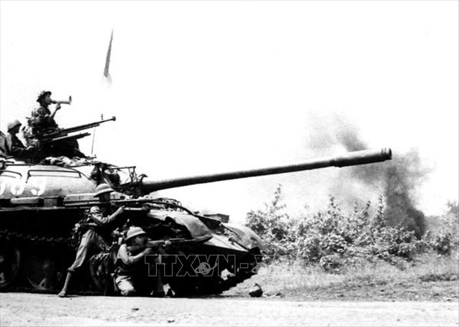 29. Đại thắng mùa Xuân năm 1975: Cuộc Tổng tiến công và nổi dậy mùa Xuân năm 1975 với đỉnh cao là Chiến dịch Hồ Chí Minh lịch sử thắng lợi trọn vẹn, giải phóng hoàn toàn miền Nam, thống nhất đất nước. Trong ảnh: Ngày 10/3/1975, quân ta tiến công giải phóng thị xã Buôn Ma Thuột, mở đầu cuộc Tổng tiến công và nổi dậy mùa Xuân năm 1975. Ảnh: TTXVN 
