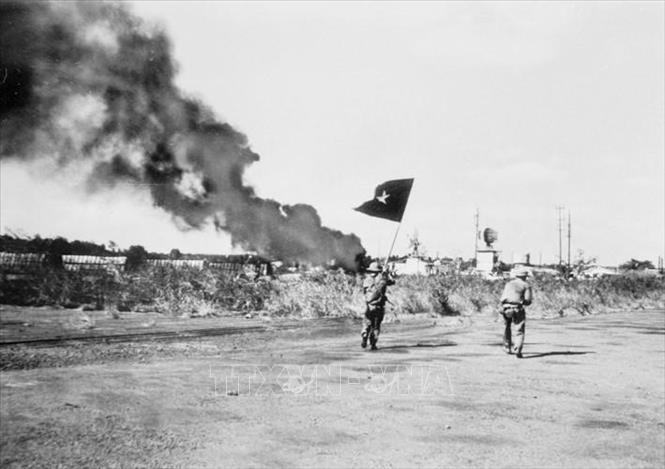 29. Đại thắng mùa Xân năm 1975: Cuộc Tổng tiến công và nổi dậy mùa Xuân năm 1975 với đỉnh cao là Chiến dịch Hồ Chí Minh lịch sử thắng lợi trọn vẹn, giải phóng hoàn toàn miền Nam, thống nhất đất nước. Trong ảnh: Quân giải phóng tiến vào đánh chiếm sân bay Hòa Bình ở thị xã Buôn Ma Thuột. Ảnh: TTXVN
