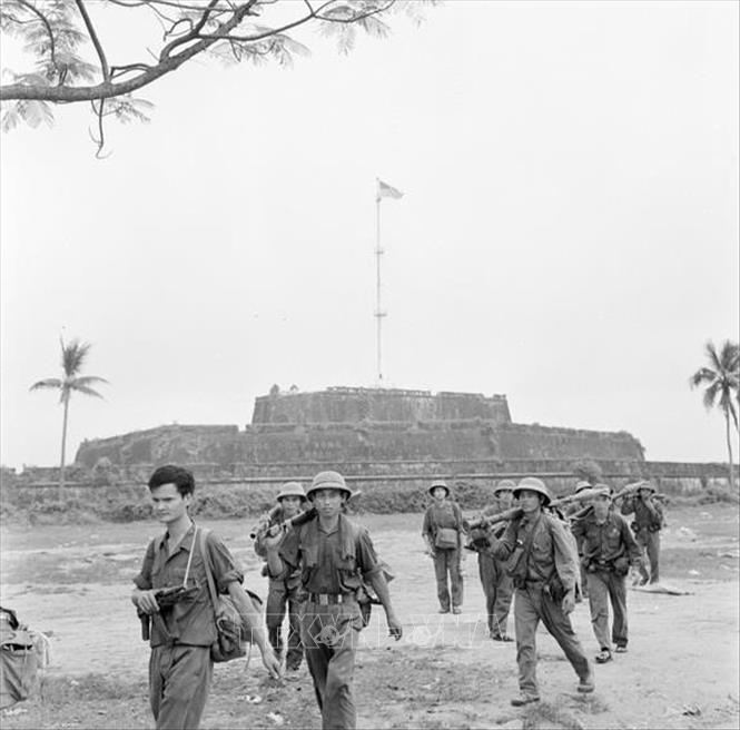 29. Đại thắng mùa xuân năm 1975: Cuộc Tổng tiến công và nổi dậy mùa Xuân năm 1975 với đỉnh cao là Chiến dịch Hồ Chí Minh lịch sử thắng lợi trọn vẹn, giải phóng hoàn toàn miền Nam, thống nhất đất nước. Trong ảnh: Cờ của Chính phủ cách mạng lâm thời tung bay trên cột cờ thành phố Huế. Ảnh: Lâm Hồng Long - TTXVN