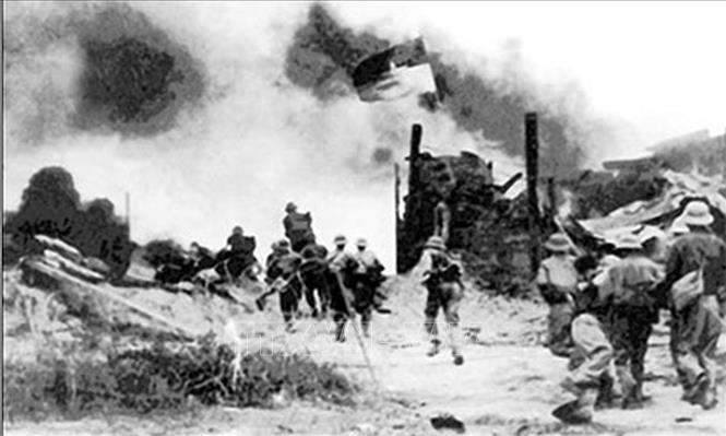 29. Đại thắng mùa xuân năm 1975: Cuộc Tổng tiến công và nổi dậy mùa Xuân năm 1975 với đỉnh cao là Chiến dịch Hồ Chí Minh lịch sử thắng lợi trọn vẹn, giải phóng hoàn toàn miền Nam, thống nhất đất nước. Trong ảnh: Bộ đội Sư đoàn 320A (Quân đoàn 3) đánh chiếm căn cứ Đồng Dù ngày 29/4/1975. Ảnh: Tư liệu/TTXVN phát