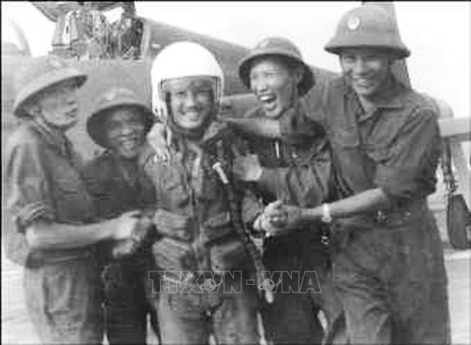 29. Đại thắng mùa Xuân năm 1975: Cuộc Tổng tiến công và nổi dậy mùa Xuân năm 1975 với đỉnh cao là Chiến dịch Hồ Chí Minh lịch sử thắng lợi trọn vẹn, giải phóng hoàn toàn miền Nam, thống nhất đất nước. Góp phần làm nên chiến thắng và tô thắm cho sự kiện lịch sử này, phi công Nguyễn Thành Trung đã 2 lần lái máy bay A37 ném bom Dinh Độc Lập (8/4) và sân bay Tân Sơn Nhất (28/4). Trong ảnh: Nguyễn Thành Trung trở về trong vòng tay đồng đội tại sân bay Phước Long sau khi ném bom Dinh Độc Lập, sáng 8/4/1975. Ảnh: Tư liệu/TTXVN phát