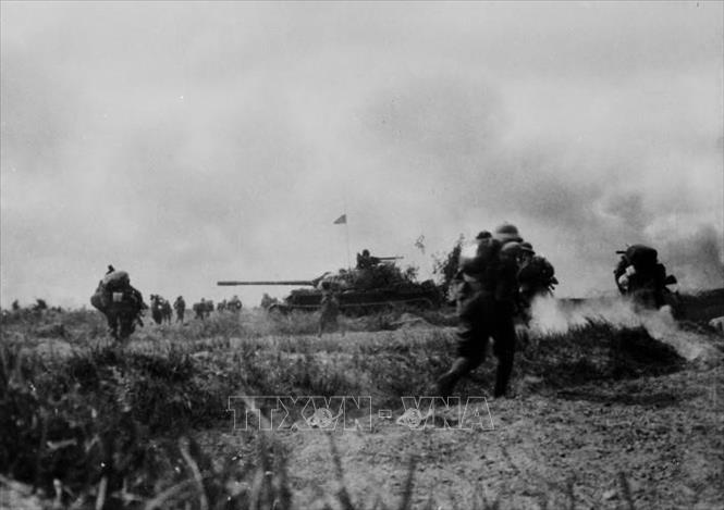 29. Đại thắng mùa Xuân năm 1975: Cuộc Tổng tiến công và nổi dậy mùa Xuân năm 1975 với đỉnh cao là Chiến dịch Hồ Chí Minh lịch sử thắng lợi trọn vẹn, giải phóng hoàn toàn miền Nam, thống nhất đất nước. Trong ảnh: Lực lượng xe tăng và bộ binh Sư đoàn 320 đánh chiếm căn cứ Đồng Dù (Củ Chi), sáng 29/4/1975, mở cánh cửa thép Tây Bắc Sài Gòn để quân ta thọc sâu đánh chiếm sân bay Tân Sơn Nhất và Bộ Tổng tham mưu Ngụy quyền Sài Gòn. Ảnh: Lê Trung Hưng - TTXVN