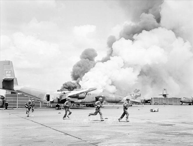 29. Đại thắng mùa Xuân năm 1975: Cuộc Tổng tiến công và nổi dậy mùa Xuân năm 1975 với đỉnh cao là Chiến dịch Hồ Chí Minh lịch sử thắng lợi trọn vẹn, giải phóng hoàn toàn miền Nam, thống nhất đất nước. Trong ảnh: Quân giải phóng đánh chiếm sân bay Tân Sơn Nhất trong chiến dịch Hồ Chí Minh lịch sử tháng 4/1975, kết thúc thắng lợi cuộc kháng chiến chống Mỹ, cứu nước kéo dài hơn hai thập niên (1954 - 1975), giải phóng hoàn toàn miền Nam, thống nhất đất nước. Ảnh: Đinh Quang Thành - TTXVN