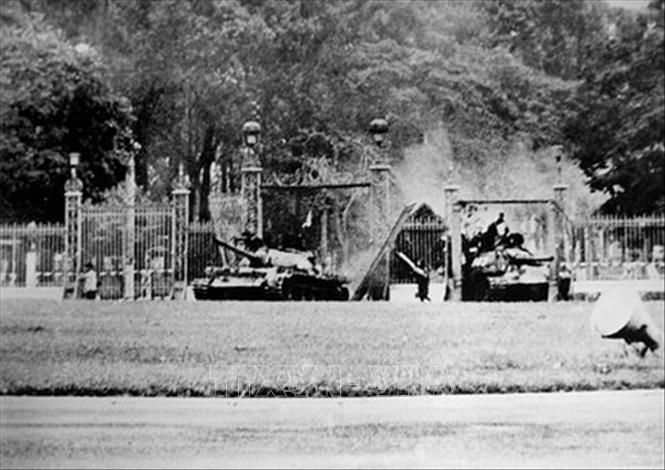 29. Đại thắng mùa Xuân năm 1975: Cuộc Tổng tiến công và nổi dậy mùa Xuân năm 1975 với đỉnh cao là Chiến dịch Hồ Chí Minh lịch sử thắng lợi trọn vẹn, giải phóng hoàn toàn miền Nam, thống nhất đất nước. Trong ảnh: Chiếc xe tăng số hiệu 390 (giữa) thuộc Đại đội 4, Lữ đoàn tăng thiết giáp 203, Quân đoàn 2 - chiếc xe đầu tiên húc đổ cánh cổng Dinh Độc Lập lúc 11 giờ 30 phút ngày 30/4/1975. Ảnh: Francoise Demulder/TTXVN phát