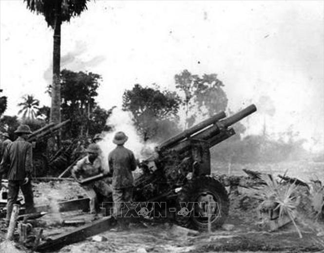 30. Cuối năm 1978, quân và dân ta lại tiếp tục cầm súng bảo vệ tuyến biên giới Tây Nam bị tập đoàn phản động Khmer đỏ Campuchia xua quân gây hấn, đánh chiếm, gây tội ác với nhân dân các tỉnh biên giới Tây Nam. Trong ảnh: Bộ đội tham gia chiến đấu trên chiến trường biên giới Tây Nam, năm 1978. Ảnh: Tư liệu TTXVN