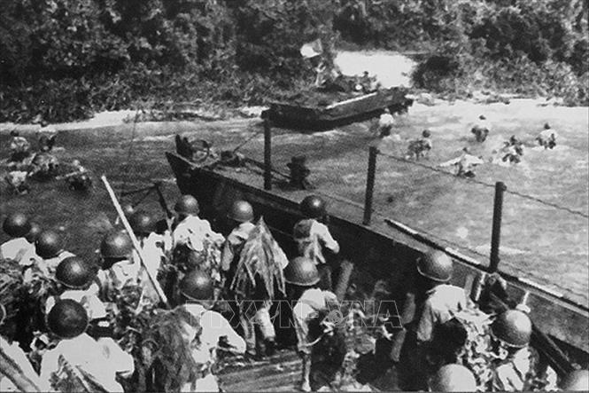 31. Trong ảnh: Lực lượng Hải quân đánh bộ bí mật hiệp đồng đánh chiếm bãi đổ bộ tại chân núi Tà Lơn, mở đầu chiến dịch giải phóng Campuchia khỏi thảm họa diệt chủng của chế độ Pol Pot. Ảnh: Tư liệu/TTXVN phát