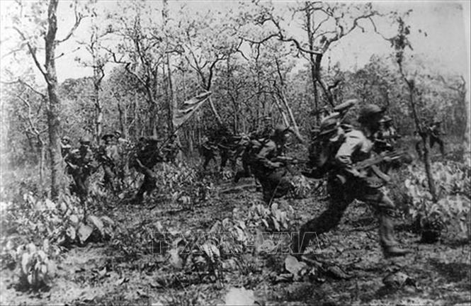 31. Ngày 7/1/1979, Mặt trận Đoàn kết Cứu nước Campuchia được sự ủng hộ của nhân dân cùng với sự giúp đỡ to lớn, kịp thời và hiệu quả của quân tình nguyện Việt Nam đã lật đổ chế độ diệt chủng Pol Pot, giành thắng lợi, giúp người dân Campuchia tái sinh và mang lại tương lai tươi sáng cho đất nước. Trong ảnh: Bộ đội Quân khu 5 tham gia giải phóng Campuchia năm 1979. Ảnh: Tư liệu TTXVN