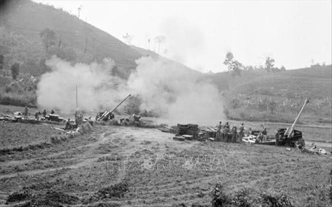 33. Rạng sáng 17/2/1979, toàn Đảng, toàn dân và toàn quân ta phải đương đầu với cuộc chiến tranh xâm lược trên toàn tuyến biên giới phía Bắc. Thực hiện Lệnh tổng động viên của Chủ tịch nước, quân và dân Việt Nam đã cầm súng, chiến đấu để bảo vệ từng tấc đất thiêng liêng của Tổ quốc. Trong ảnh: Chiến sĩ Đoàn 368 pháo binh tỉnh Hoàng Liên Sơn dội bão lửa trừng trị quân địch, ngày 10/3/1979. Ảnh: Phùng Triệu - TTXVN