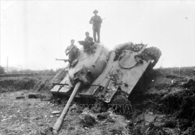 33. Rạng sáng 17/2/1979, toàn Đảng, toàn dân và toàn quân ta phải đương đầu với cuộc chiến tranh xâm lược trên toàn tuyến biên giới phía Bắc. Thực hiện Lệnh tổng động viên của Chủ tịch nước, quân và dân Việt Nam đã cầm súng, chiến đấu để bảo vệ từng tấc đất thiêng liêng của Tổ quốc. Trong ảnh: Xe tăng địch bị quân ta đánh lật nhào trong đợt 17/2/1979. Ảnh: Mạnh Thường - TTXVN