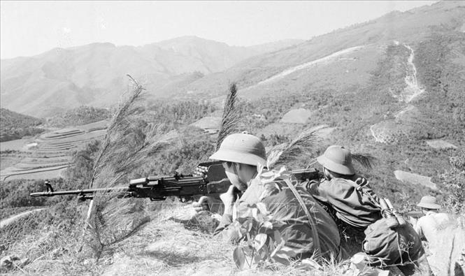 33. Rạng sáng 17/2/1979, toàn Đảng, toàn dân và toàn quân ta phải đương đầu với cuộc chiến tranh xâm lược trên toàn tuyến biên giới phía Bắc. Thực hiện Lệnh tổng động viên của Chủ tịch nước, quân và dân Việt Nam đã cầm súng, chiến đấu để bảo vệ từng tấc đất thiêng liêng của Tổ quốc. Trong ảnh: Chiến sĩ Đại đội 1, Tiểu đoàn 1, Đoàn M123 bộ đội Lạng Sơn chiến đấu dũng cảm, tiêu diệt hàng trăm tên địch tại đồi Không Tên trong 2 ngày 17-18/2/1979. Ảnh: Long Sơn - TTXVN