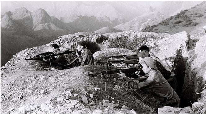 33. Rạng sáng 17/2/1979, toàn Đảng, toàn dân và toàn quân ta phải đương đầu với cuộc chiến tranh xâm lược trên toàn tuyến biên giới phía Bắc. Thực hiện Lệnh tổng động viên của Chủ tịch nước, quân và dân Việt Nam đã cầm súng, chiến đấu để bảo vệ từng tấc đất thiêng liêng của Tổ quốc. Trong ảnh: Bộ đội Lạng Sơn chiến đấu dũng cảm bảo vệ biên giới phía Bắc của Tổ quốc, tháng 2/1979. Ảnh: Tư liệu TTXVN