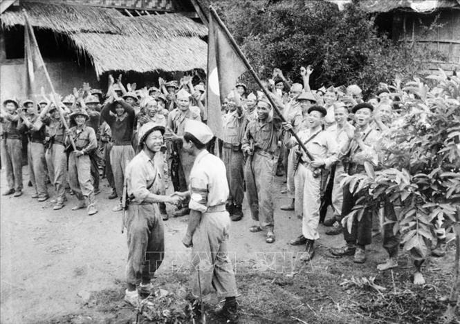 Suốt 2 cuộc chiến tranh chống Pháp và Mỹ, lực lượng quân tình nguyện và chuyên gia Việt Nam không quản ngại khó khăn, gian khổ, sát cánh cùng các lực lượng của cách mạng Lào tuyên truyền, giác ngộ quần chúng, xây dựng cơ sở và phát triển lực lượng chính trị; xây dựng, phát triển lực lượng vũ trang, phát động nhân dân đấu tranh, củng cố, mở rộng vùng giải phóng; chiến đấu chống địch càn quét, lấn chiếm; bảo vệ nhân dân, chính quyền và thành quả cách mạng Lào, hoàn thành xuất sắc nhiệm vụ quốc tế cao cả, góp phần xứng đáng vào thắng lợi vẻ vang của cách mạng Lào, tô thắm tình hữu nghị, đoàn kết đặc biệt Việt - Lào. Trong ảnh: Liên quân Lào – Việt trong kháng chiến chống Pháp, năm 1950. Ảnh: Tư liệu TTXVN