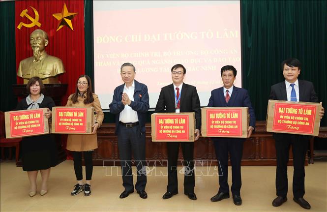 Trong ảnh: Bộ trưởng Tô Lâm trao 20 bộ máy tính tặng 5 trường Trung học cơ sở trên địa bàn huyện Lương Tài. Ảnh: Doãn Tấn - TTXVN
