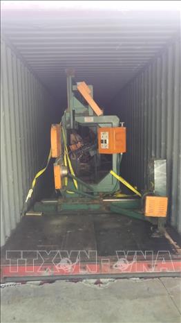 Trong ảnh: Máy móc, thiết bị khi kiểm tra thủ công.Ảnh: Nguyễn Văn Việt - TTXVN
