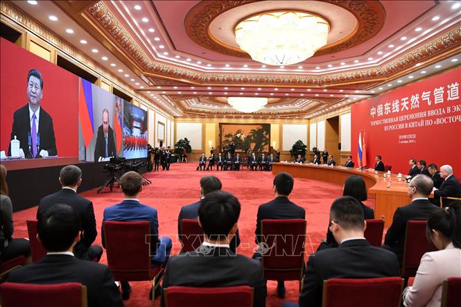 Trong ảnh: Chủ tịch Trung Quốc Tập Cận Bình (phải) tại buổi lễ khai trương tuyến đường ống dẫn khí đốt đầu tiên nối Nga và Trung Quốc được phát sóng trên truyền hình ở Bắc Kinh, Trung Quốc, ngày 2/12/2019. Ảnh: AFP/ TTXVN