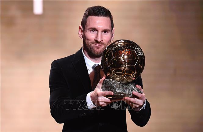 Quả bóng vàng 2019: Lionel Messi là cầu thủ nổi tiếng không chỉ vì kỹ năng và tài năng, mà còn bởi những giải thưởng anh đã đạt được. Trong năm 2019, anh đạt được danh hiệu Quả bóng vàng và gây xúc động cho rất nhiều người hâm mộ bóng đá trên toàn thế giới. Hãy thưởng thức hình ảnh liên quan đến Messi và danh hiệu Quả bóng vàng 2019!