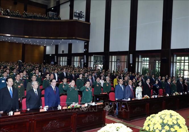 Trong ảnh: Thủ tướng Nguyễn Xuân Phúc, các đồng chí lãnh đạo, nguyên lãnh đạo Đảng và Nhà nước thực hiện nghi thức chào cờ. Ảnh: Thống Nhất – TTXVN

