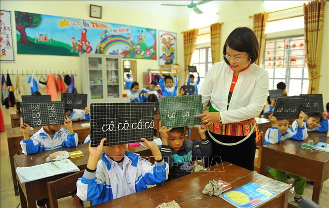 Trong ảnh: Cô giáo Nguyễn Thị Hằng trong giờ lên lớp. Ảnh: Minh Đức - TTXVN