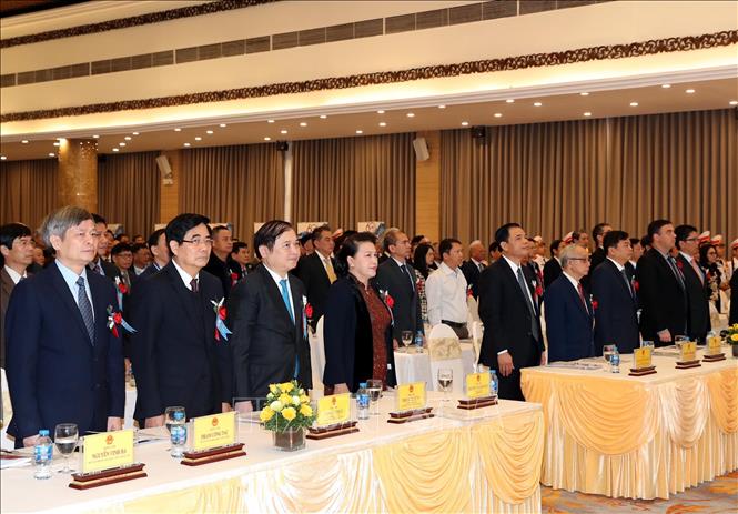Trong ảnh: Chủ tịch Quốc hội Nguyễn Thị Kim Ngân  cùng các đại biểu thực hiện nghi thức chào cờ. Ảnh: Trọng Đức - TTXVN
