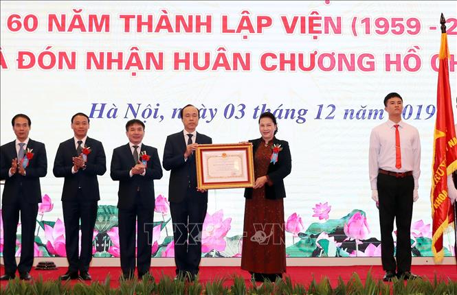 Trong ảnh: Chủ tịch Quốc hội Nguyễn Thị Kim Ngân trao Huân chương Hồ Chí Minh cho Viện khoa học Thủy lợi Việt Nam. Ảnh: Trọng Đức - TTXVN