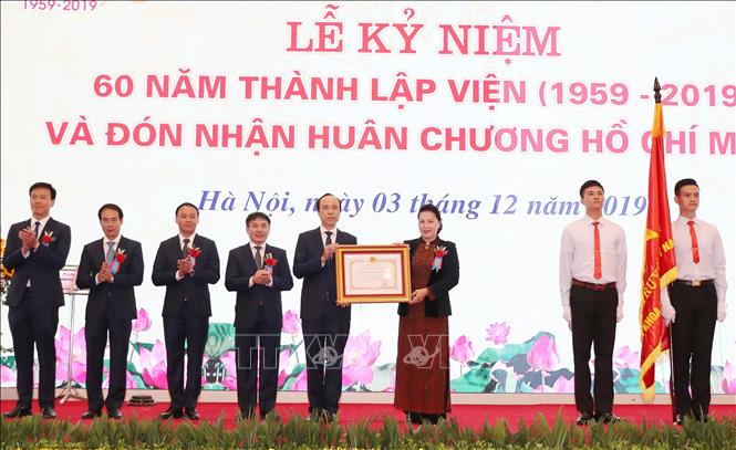 Trong ảnh: Chủ tịch Quốc hội Nguyễn Thị Kim Ngân trao Huân chương Hồ Chí Minh cho Viện Khoa học Thủy lợi Việt Nam. Ảnh: Trọng Đức - TTXVN