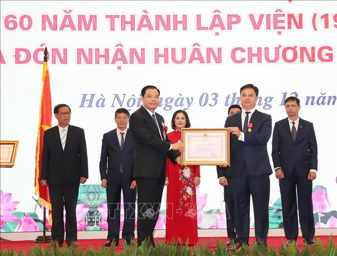 Trong ảnh: Bộ trưởng Bộ Nông nghiệp và Phát triển nông thôn Nguyễn Xuân Cường trao Huân chương Lao động các hạng cho các tập thể, cá nhân của Viện. Ảnh: Trọng Đức - TTXVN