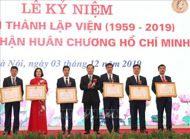 Trong ảnh: Bộ trưởng Bộ Nông nghiệp và Phát triển nông thôn Nguyễn Xuân Cường trao Huân chương Lao động các hạng cho các tập thể, cá nhân của Viện. Ảnh: Trọng Đức - TTXVN