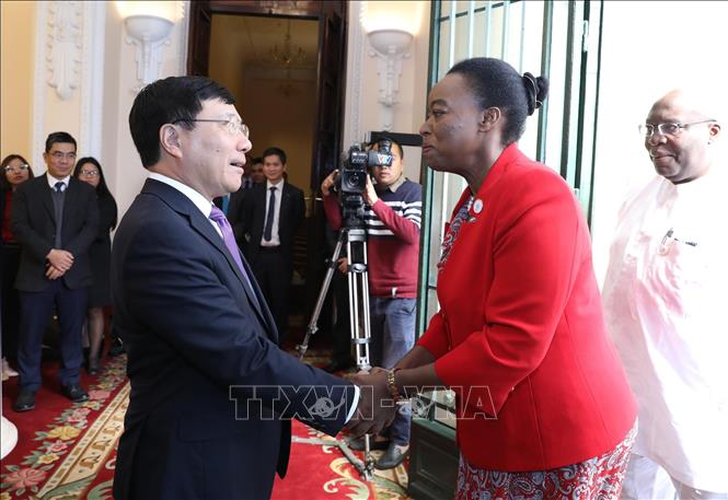 Trong ảnh: Phó Thủ tướng, Bộ trưởng Bộ Ngoại giao Phạm Bình Minh đón Bộ trưởng Bộ Ngoại giao Kenya Monica Juma. Ảnh: Lâm Khánh – TTXVN