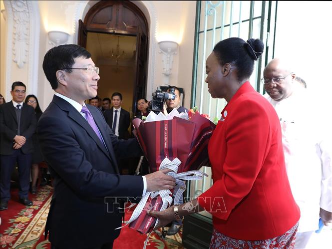 Trong ảnh: Phó Thủ tướng, Bộ trưởng Bộ Ngoại giao Phạm Bình Minh tặng hoa, chào đón Bộ trưởng Bộ Ngoại giao Kenya Monica Juma. Ảnh: Lâm Khánh – TTXVN