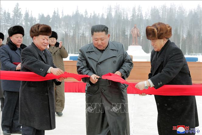 Trong ảnh: Nhà lãnh đạo Triều Tiên Kim Jong-un (thứ 2, phải) cắt băng khánh thành dự án xây dựng thành phố mới ở Samjiyon, miền Bắc nước này ngày 2/12/2019. Ảnh:  THX/TTXVN