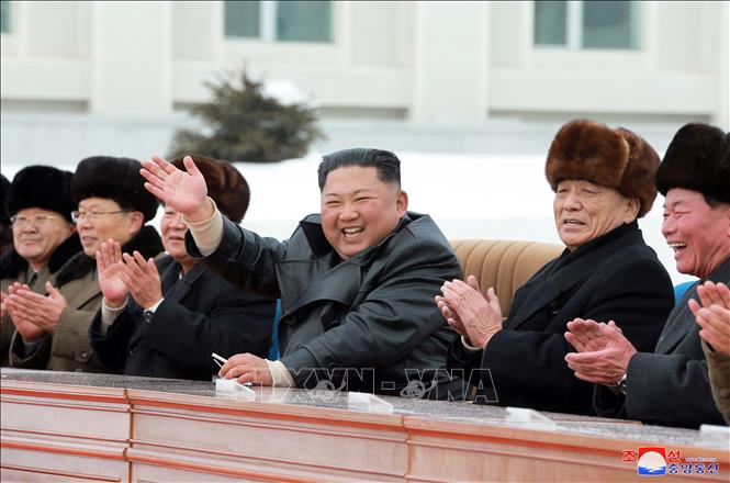 Trong ảnh: Nhà lãnh đạo Triều Tiên Kim Jong-un (giữa) tại lễ khánh thành dự án xây dựng thành phố mới ở Samjiyon, miền Bắc nước này ngày 2/12/2019. Ảnh:  Yonhap/TTXVN