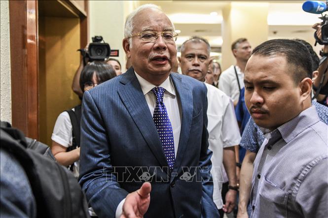 Trong ảnh (tư liệu): Cựu Thủ tướng Malaysia Najib Razak (giữa) tới phiên tòa ở Kuala Lumpur ngày 19/8/2019. Ảnh: AFP/TTXVN