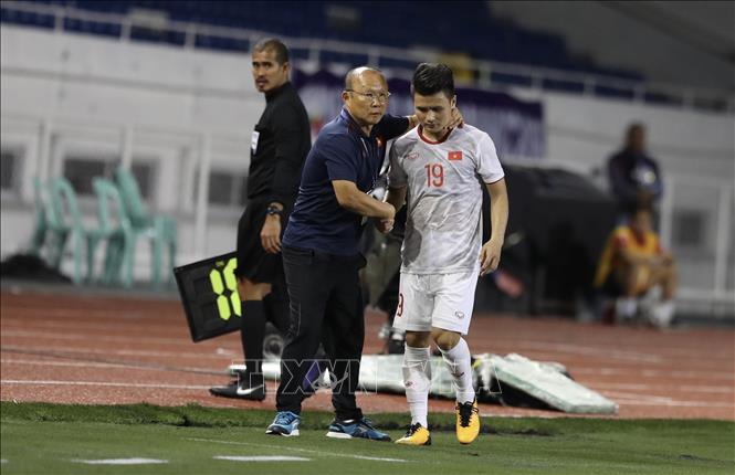 Trong ảnh: Quang Hải buộc phải ra sân do chấn thương ngay đầu hiệp 1. Ảnh: Hoàng Linh- TTXVN