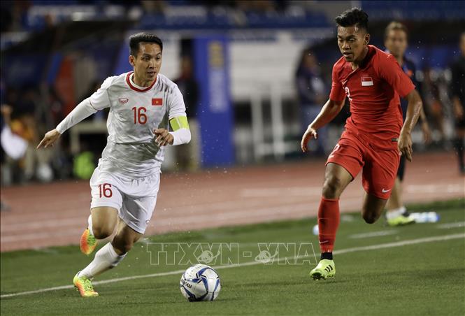 Trong ảnh: Hùng Dũng tự tin cầm bóng trước các cầu thủ Singapore. Ảnh: Hoàng Linh- TTXVN