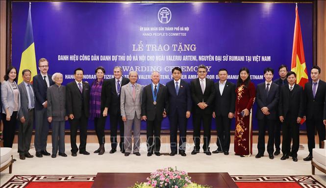 Trong ảnh: Chủ tịch UBND TP Hà Nội Nguyễn Đức Chung và ngài Valeriu Arteni cùng các đại biểu. Ảnh: Lâm Khánh - TTXVN
