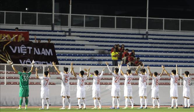 Trong ảnh: Các cầu thủ Việt Nam cám ơn CĐV sau trận đấu. Ảnh: Hoàng Linh- TTXVN