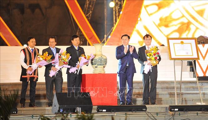 Trong ảnh: Ủy viên Bộ Chính trị, Phó Thủ tướng Vương Đình Huệ trao Quyết định công nhận thành phố Pleiku hoàn thành nhiệm vụ xây dựng nông thôn mới. Ảnh: Hoài Nam - TTXVN