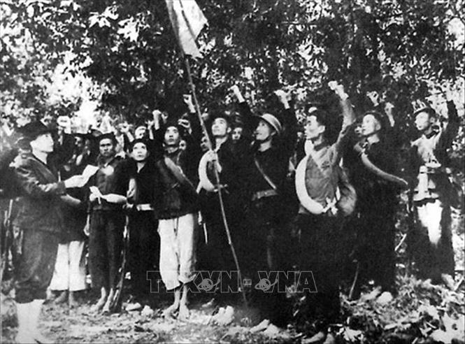 1. Ngày 22/12/1944, Ðội Việt Nam Tuyên truyền Giải phóng quân - đội quân chủ lực đầu tiên, tổ chức tiền thân của Quân đội nhân dân Việt Nam, được thành lập tại Cao Bằng, gồm 34 chiến sĩ, do đồng chí Võ Nguyên Giáp chỉ huy. Trong ảnh: Dưới lá cờ đỏ sao vàng, Đội Việt Nam Tuyên truyền Giải phóng quân long trọng tuyên thệ 10 lời thề danh dự. Ảnh: Tư liệu TTXVN