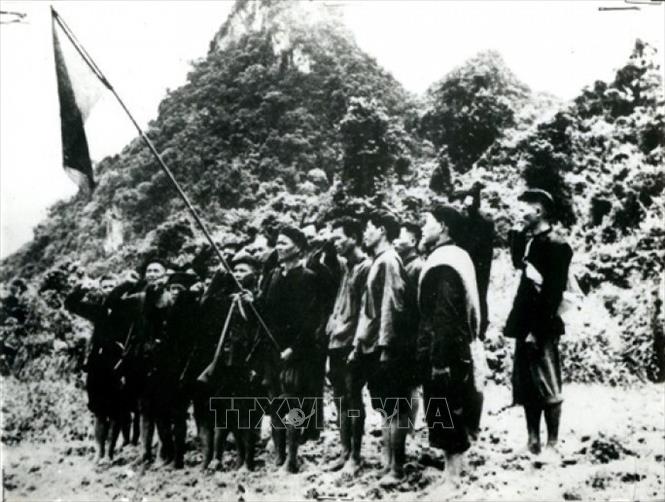 1. Từ tháng 2/1941 đến tháng 5/1945, Đội du kích Bắc Sơn được thành lập và phát triển thành đội Cứu quốc quân, đảm nhiệm vai trò nòng cốt trong xây dựng khu căn cứ Bắc Sơn - Võ Nhai, là một trong những lực lượng vũ trang đầu tiên do Đảng ta thành lập và lãnh đạo. Ngày 15/5/1945, Việt Nam Tuyên truyền Giải phóng quân và Cứu quốc quân hợp nhất với tên gọi mới là Việt Nam Giải phóng quân, trở thành lực lượng nòng cốt hỗ trợ cho lực lượng chính trị của quần chúng cách mạng làm Cách mạng tháng Tám thành công. Trong ảnh: Đội Cứu quốc quân tập luyện tại hang Lùng Đán, huyện Bắc Sơn, tỉnh Lạng Sơn. Ảnh: Tư liệu/TTXVN phát
