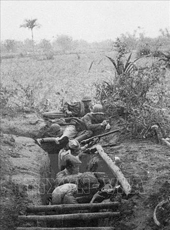 3. Trong những ngày Toàn quốc kháng chiến (tháng 12/1946), với tinh thần “Quyết tử để Tổ quốc quyết sinh”, quân và dân Thủ đô đã giam chân kẻ thù suốt 60 ngày đêm trong lòng Hà Nội, tạo điều kiện để Trung ương Đảng, Chính phủ rút về khu an toàn, tản cư được phần lớn nhân dân, đưa một khối lượng lớn máy móc, thiết bị phục vụ kháng chiến lên chiến khu, góp phần cho cả nước chuẩn bị chủ động bước vào cuộc kháng chiến trường kỳ. Trong ảnh: Quân và dân Thủ đô đào công sự sẵn sàng chiến đấu. Ảnh: Tư liệu/TTXVN phát