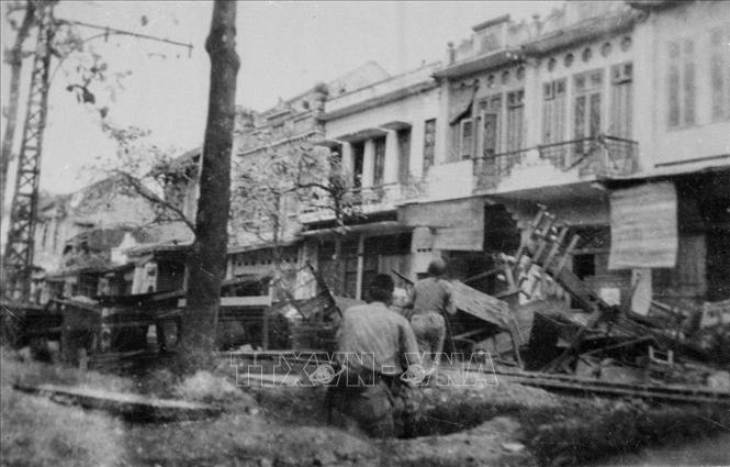 3. Trong những ngày Toàn quốc kháng chiến (tháng 12/1946), với tinh thần “Quyết tử để Tổ quốc quyết sinh”, quân và dân Thủ đô đã giam chân kẻ thù suốt 60 ngày đêm trong lòng Hà Nội, tạo điều kiện để Trung ương Đảng, Chính phủ rút về khu an toàn, tản cư được phần lớn nhân dân, đưa một khối lượng lớn máy móc, thiết bị phục vụ kháng chiến lên chiến khu, góp phần cho cả nước chuẩn bị chủ động bước vào cuộc kháng chiến trường kỳ. Trong ảnh: Quân và dân Hà Nội chiến đấu trên đường phố trong những ngày đầu Toàn quốc kháng chiến, tháng 12/1946. Ảnh: TTXVN