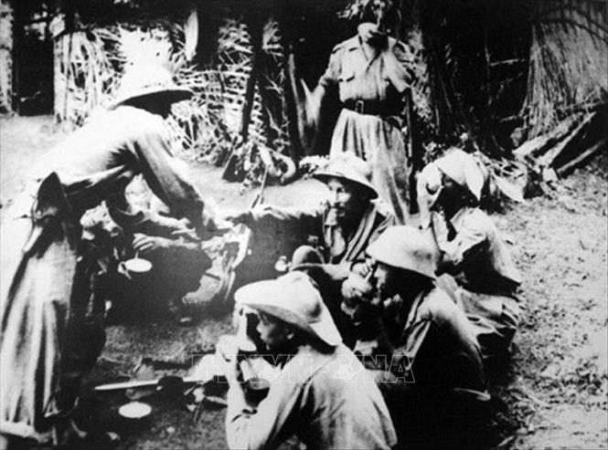 4. Chủ tịch Hồ Chí Minh luôn nhấn mạnh đến vai trò của nhân dân, coi nhân dân là nền tảng, là cội nguồn sức mạnh của quân đội. Người khẳng định: “Không có dân thì không có bộ đội”, “Nhân dân là nền tảng, là cha mẹ của bộ đội”. Trong ảnh: Bác Hồ với đại biểu các đơn vị tham dự Hội nghị tổng kết Chiến dịch Biên giới năm 1950. Ảnh: Tư liệu/TTXVN phát