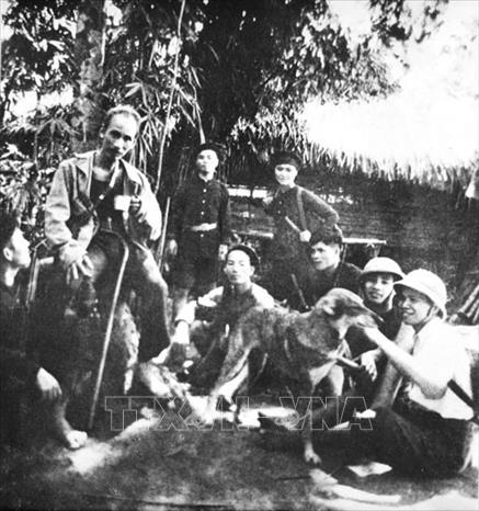 4. Chủ tịch Hồ Chí Minh luôn nhấn mạnh đến vai trò của nhân dân, coi nhân dân là nền tảng, là cội nguồn sức mạnh của quân đội. Người khẳng định: “Không có dân thì không có bộ đội”, “Nhân dân là nền tảng, là cha mẹ của bộ đội”. Trong ảnh: Bác Hồ cùng cán bộ chiến sĩ và nhân dân trên đường đi kháng chiến tại Điềm Mặc, huyện Định Hóa, tỉnh Thái Nguyên năm 1947. Ảnh: Tư liệu/TTXVN phát