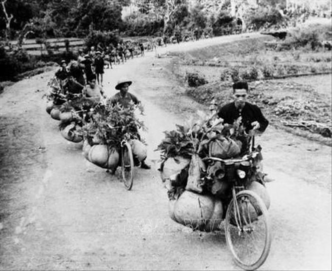 5. Trong kháng chiến chống Pháp, quân đội dựa vào nhân dân, tiến hành đường lối chiến tranh nhân dân của Ðảng, xây dựng, phát triển từng bước, cùng toàn Ðảng, toàn dân làm nên một Ðiện Biên Phủ 