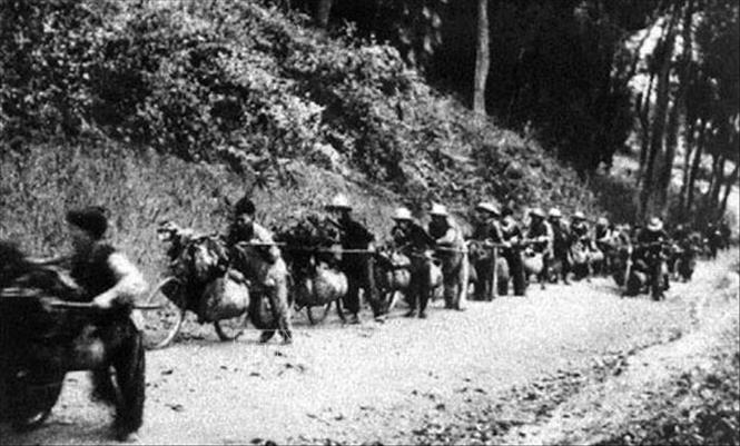 5. Trong kháng chiến chống Pháp, quân đội dựa vào nhân dân, tiến hành đường lối chiến tranh nhân dân của Ðảng, xây dựng, phát triển từng bước, cùng toàn Ðảng, toàn dân làm nên một Ðiện Biên Phủ 
